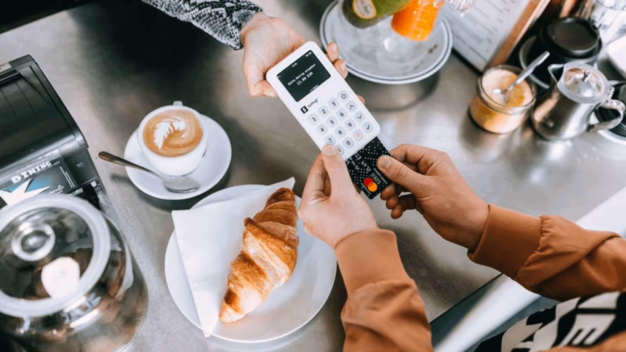 A customer pays with SumUp at a coffee shop